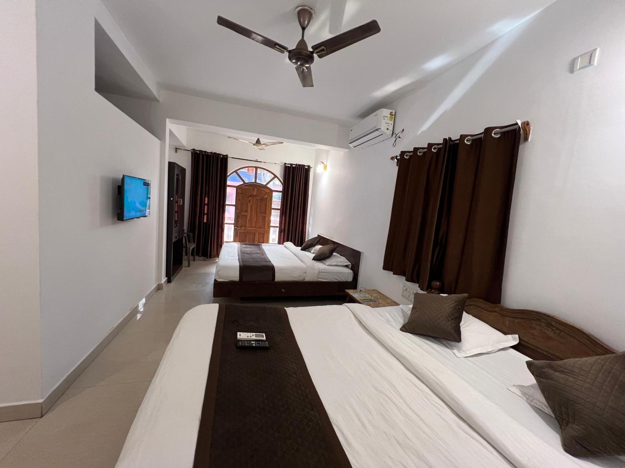 Aura Rooms & Swimming Pool, كالانغيُت المظهر الخارجي الصورة